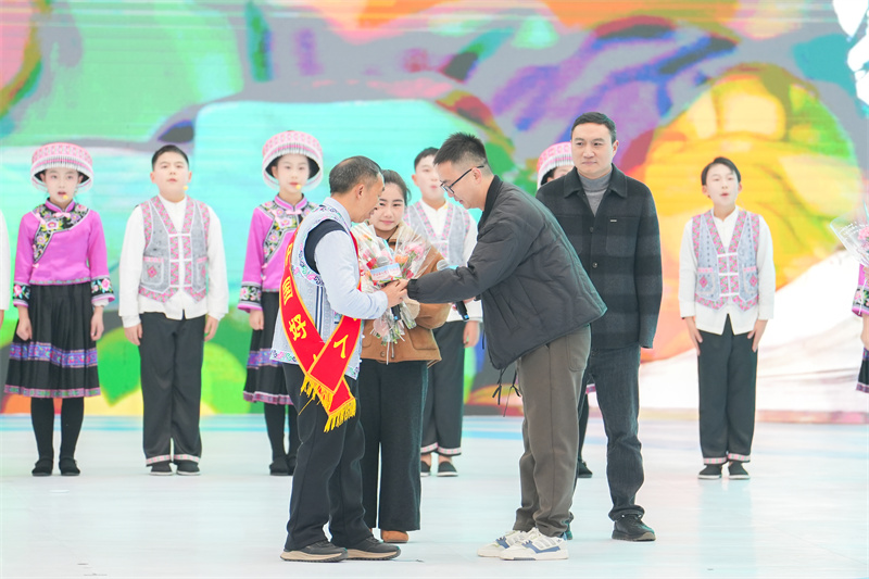 1769180475972045369.jpg 4.方友泽曾经帮助过的学生代表一一向他献花。袁矛 摄.jpg