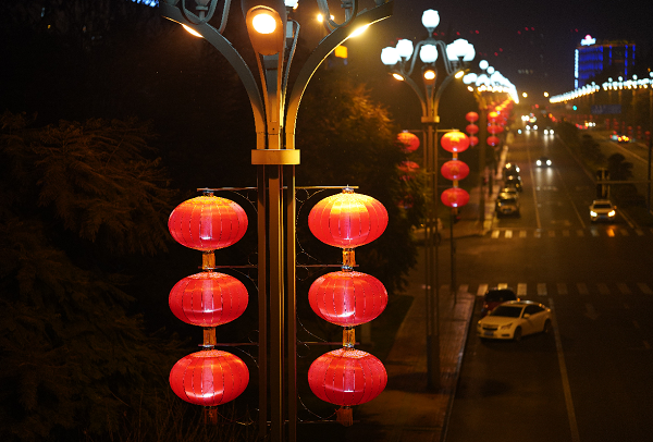 挂国旗,灯笼及中国结工作方案>的通知》要求,成都将利用城市路灯杆