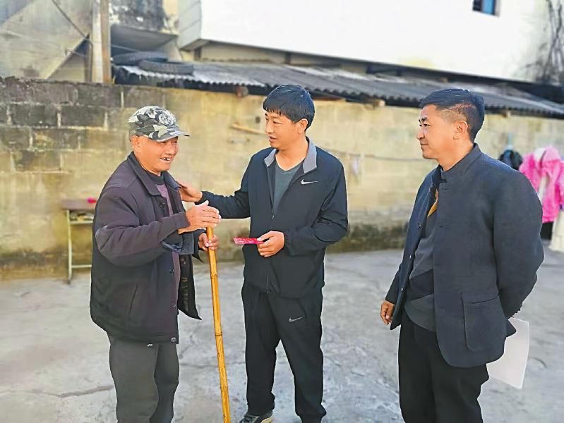 李兴发(左二)慰问盐边县温泉彝族乡退伍军人.受访者供图