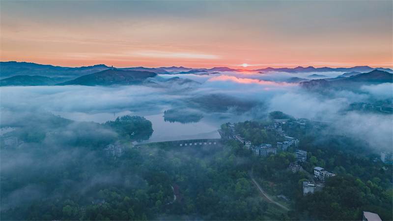 黑龙滩:云海与旭日齐现 碧水共青山一色-四川文明网