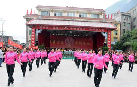 凉山雷波：喜迎十八大 巾帼展风采