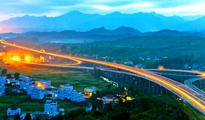 广巴高速：西部综合交通重要枢纽。