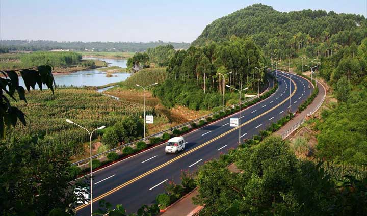风景如画的乐峨快速通道。
