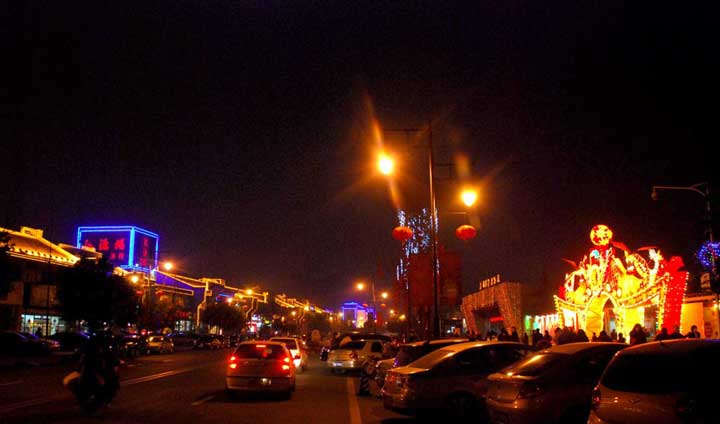 华灯初上，金沙太阳节展场内外人流如织。