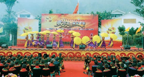 彝乡文艺演出喜庆十八大 歌声飞出彝家新寨