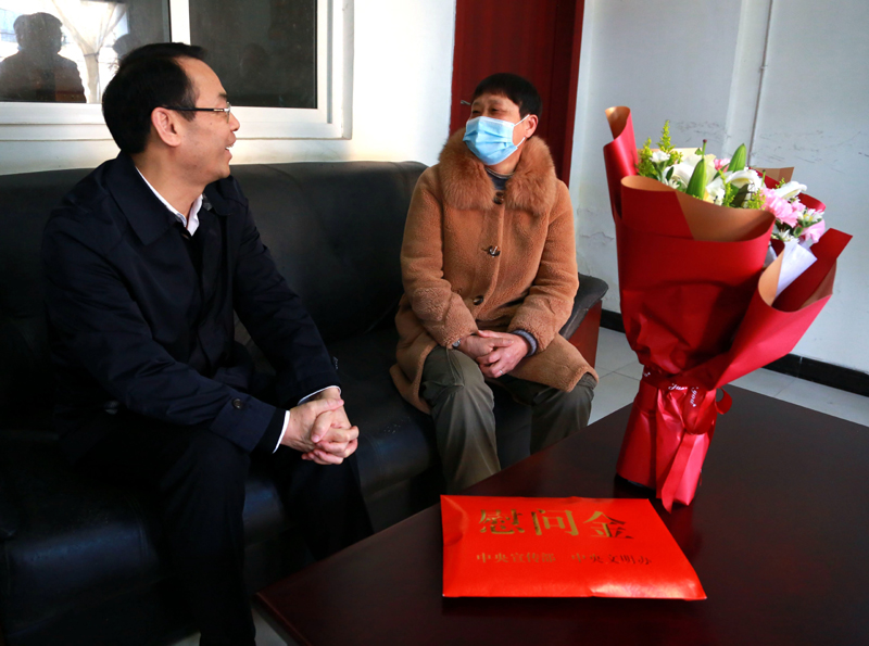 四川省委宣传部常务副部长,省文明办主任傅思泉(左)关心吴永秀生活