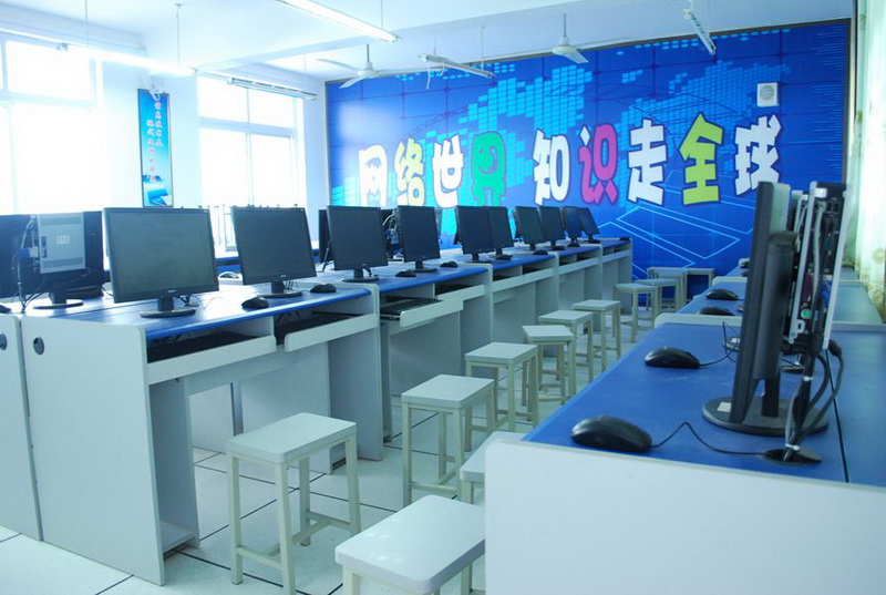 青白江区福洪小学提升后微机室