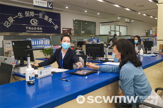 社保大厅工作人员热情指导市民办理社保业务