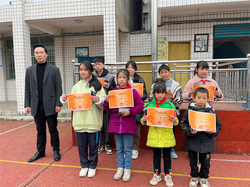 大竹县石河镇二郎学校举行新学期优秀学生表彰会